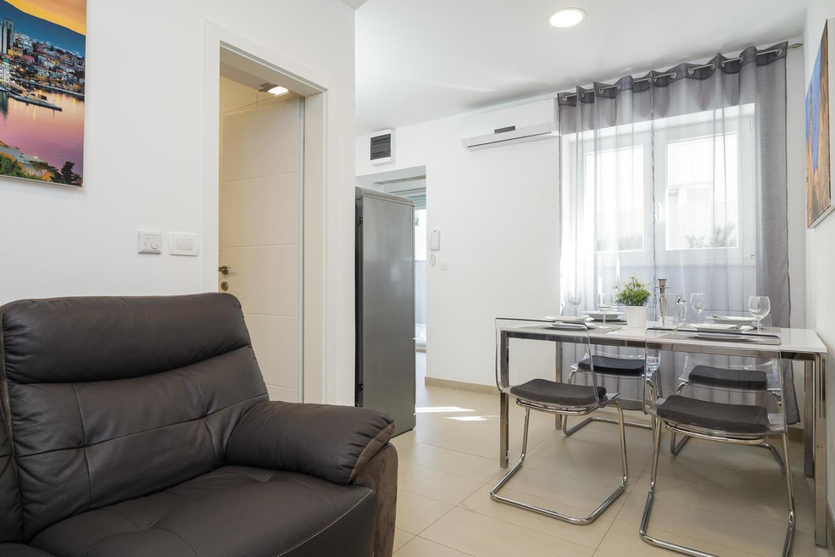 ספליט Holiday Home Aspalathos - With Free Parking, Near The Beach, A Few Minutes' Walking Distance To The Unesco Palace מראה חיצוני תמונה